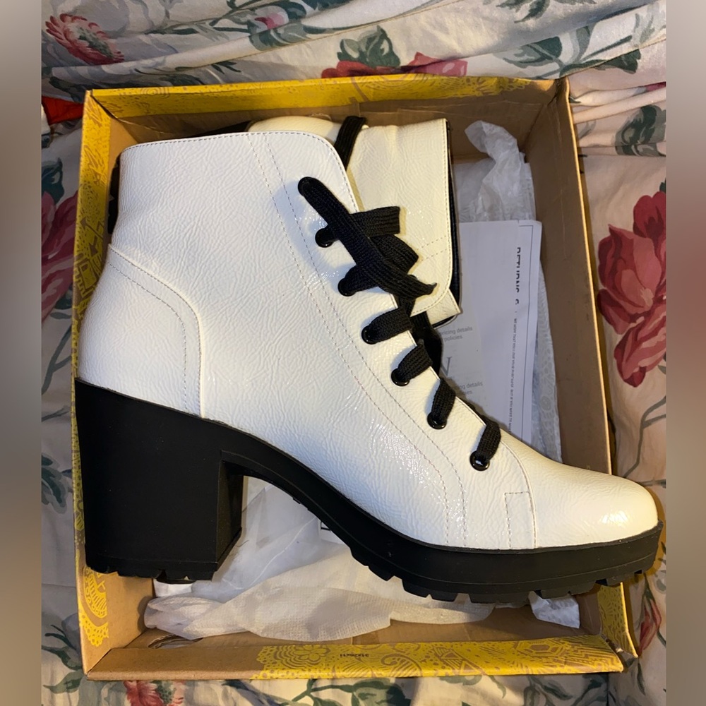 New In Box Women’s Mix No 6 White Combat Boots